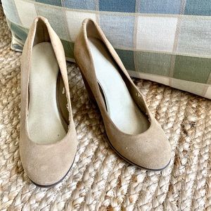 BCBGeneration SUEDE Tan Wedges